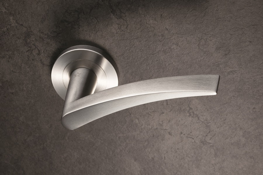 Volantes Designer Lever on Threaded Rose